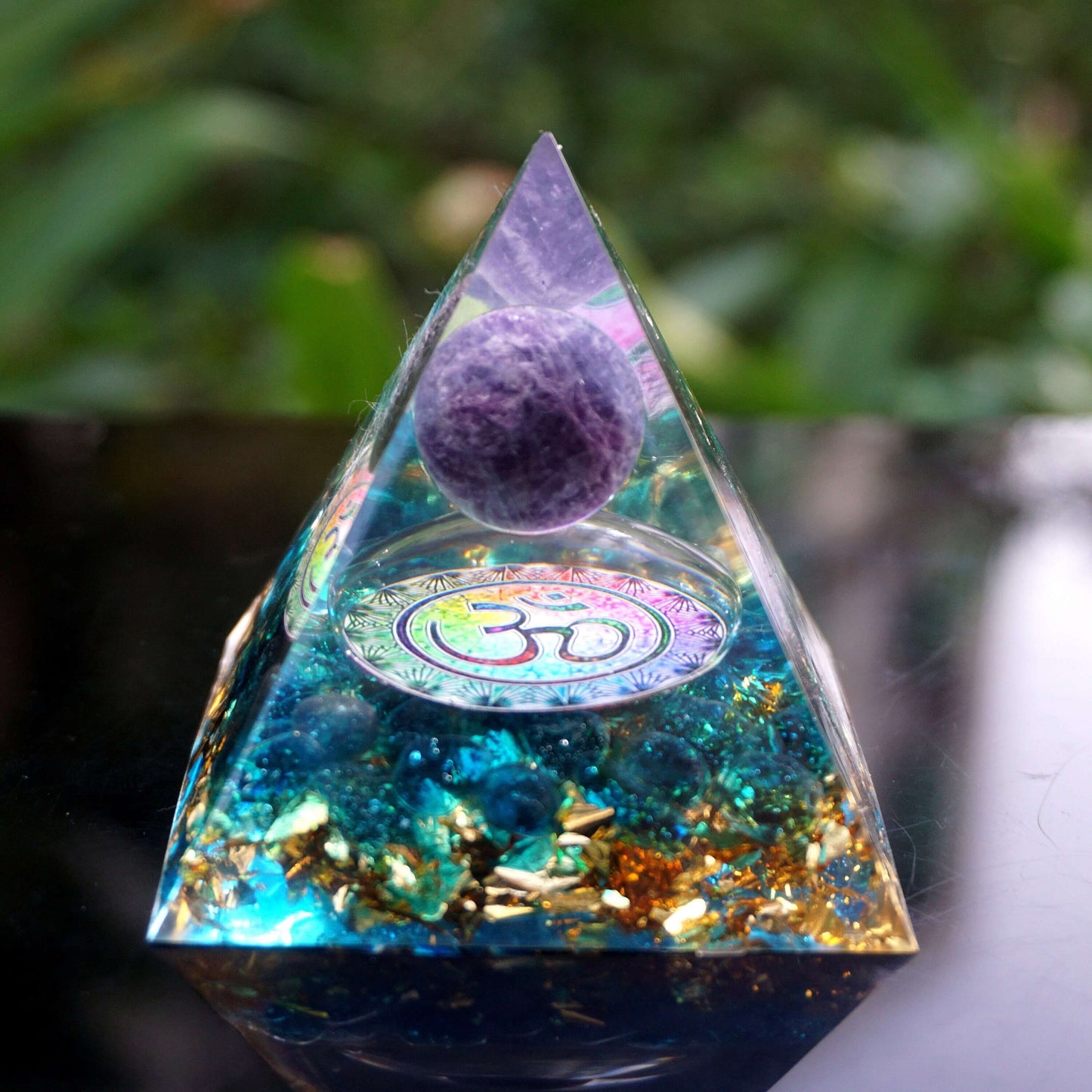 Pyramide Orgonite OM Améthyste et Quartz Bleu - Connexion Spirituelle