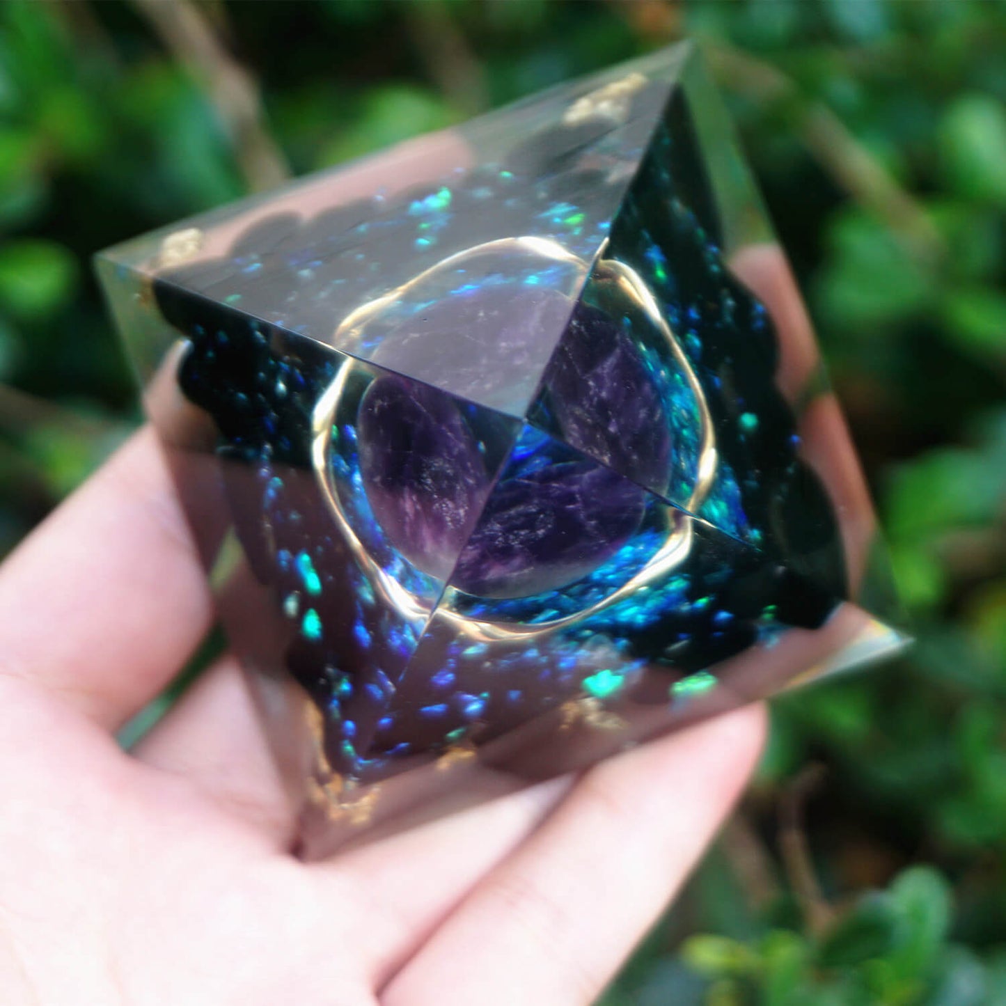 Pyramide Orgonite Améthyste, Obsidienne et Cristal de Roche - Puissance vibratoire