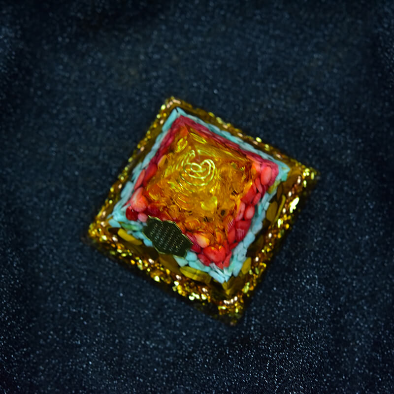 Pyramide Orgonite Oeil de Tigre, Citrine, Turquoise et Agate Rouge - Sérénité et Bien-être