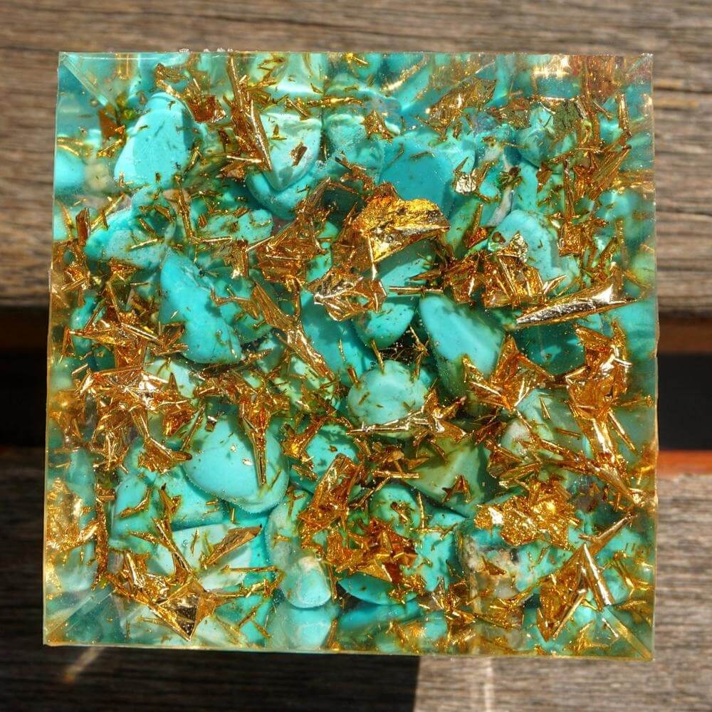 Pyramide Orgonite Turquoise et Oeil de Tigre - Énergie Solaire