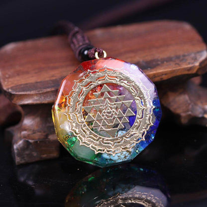 Pendentif Orgonite Sri Yantra 7 Chakras avec Chaîne