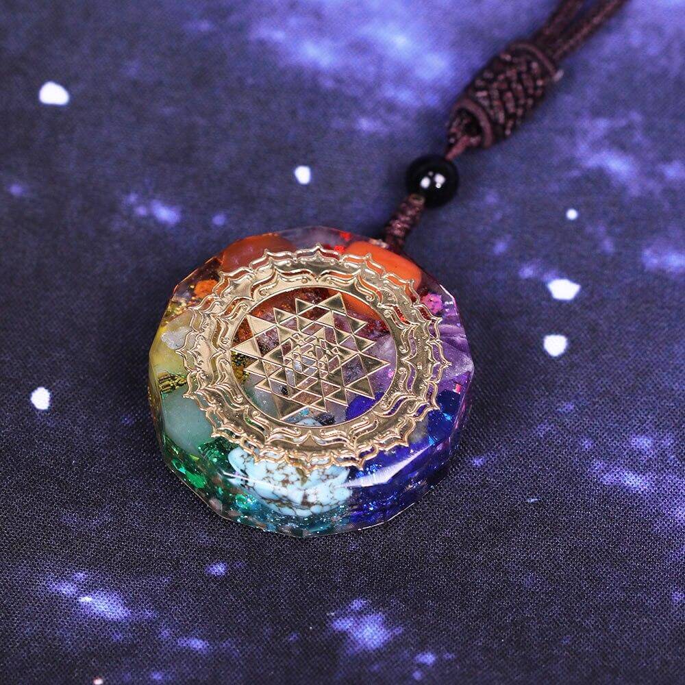 Pendentif Orgonite Sri Yantra 7 Chakras avec Chaîne