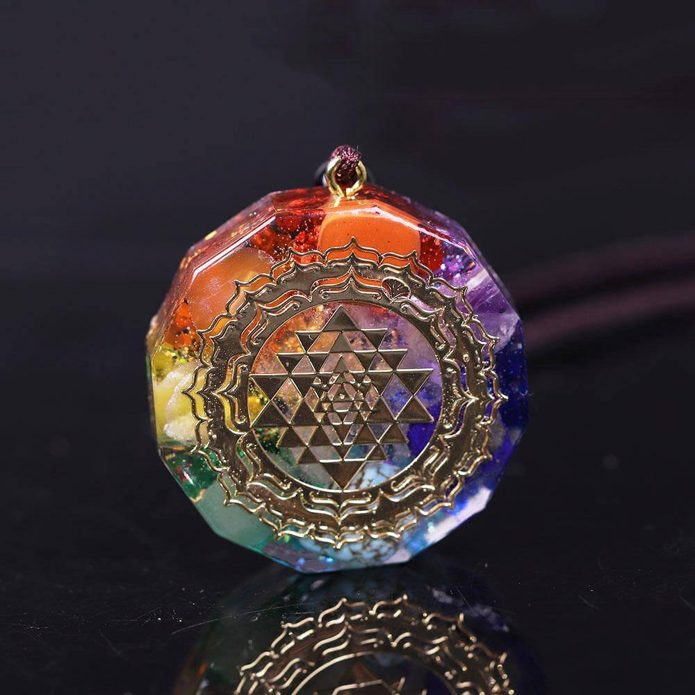 Pendentif Orgonite Sri Yantra 7 Chakras avec Chaîne